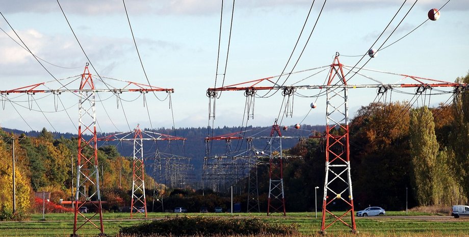 Пули на ЛЭП помогают пилотам