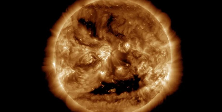 Солнце корональная дыра Хэллоуин лицо