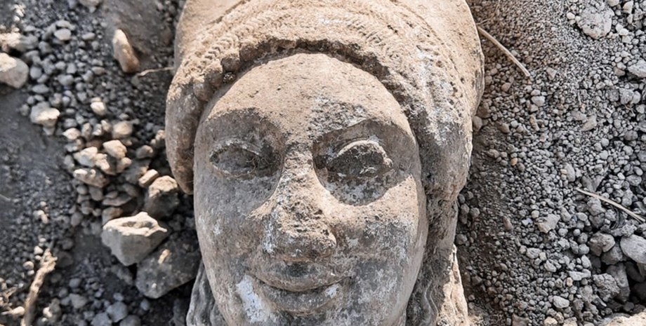 Археологи нашли голову статуи