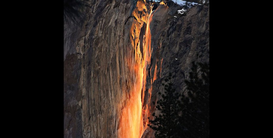 Уникальное зрелище: один из самых необычных водопадов в мире стал золотым»>