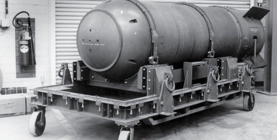 Американский самолет вынужденно сбросил ядерную бомбу у берегов США: ее не могут найти»>