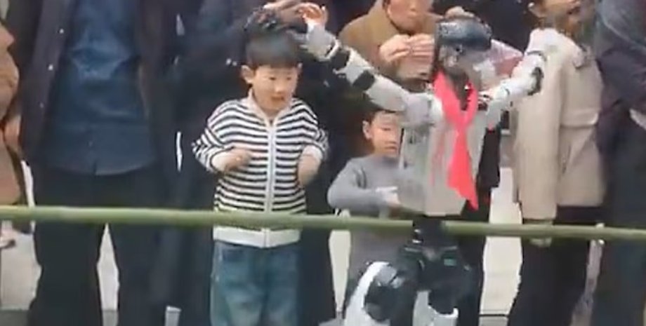 Робот с ИИ вышел из-под контроля: танцевальное шоу в Китае закончилось катастрофой (видео)»>