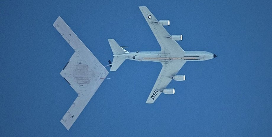 В США впервые сфотографировали новый самолет-невидимку B-21 во время заправки в воздухе (фото)»>