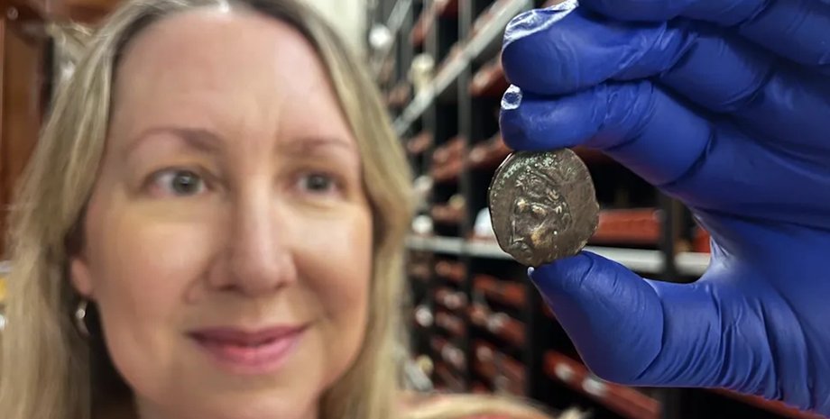 Возрастом 2000 лет: древнюю монету неожиданно использовали для оплаты проезда в Англии (фото)»>