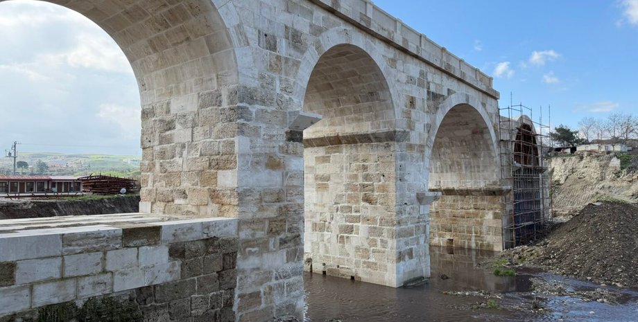 В Ладиокее восстановили римский мост